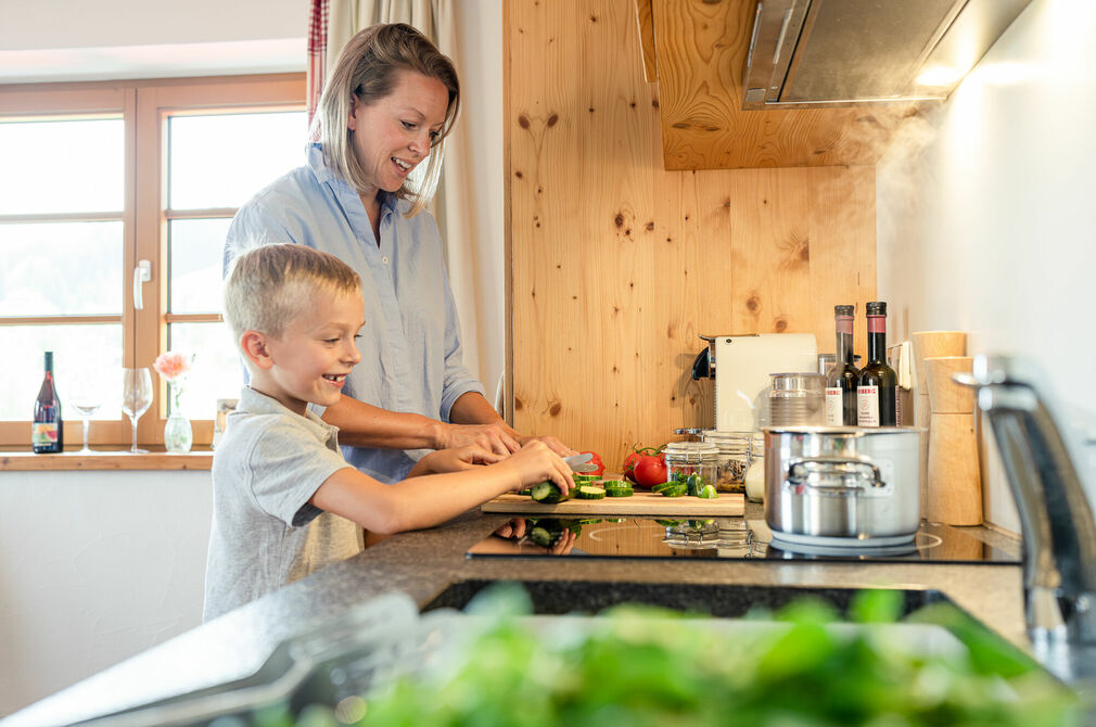 Zusammen das Abendessen kochen im Chalet im Kinderhotel Allgäuer Berghof