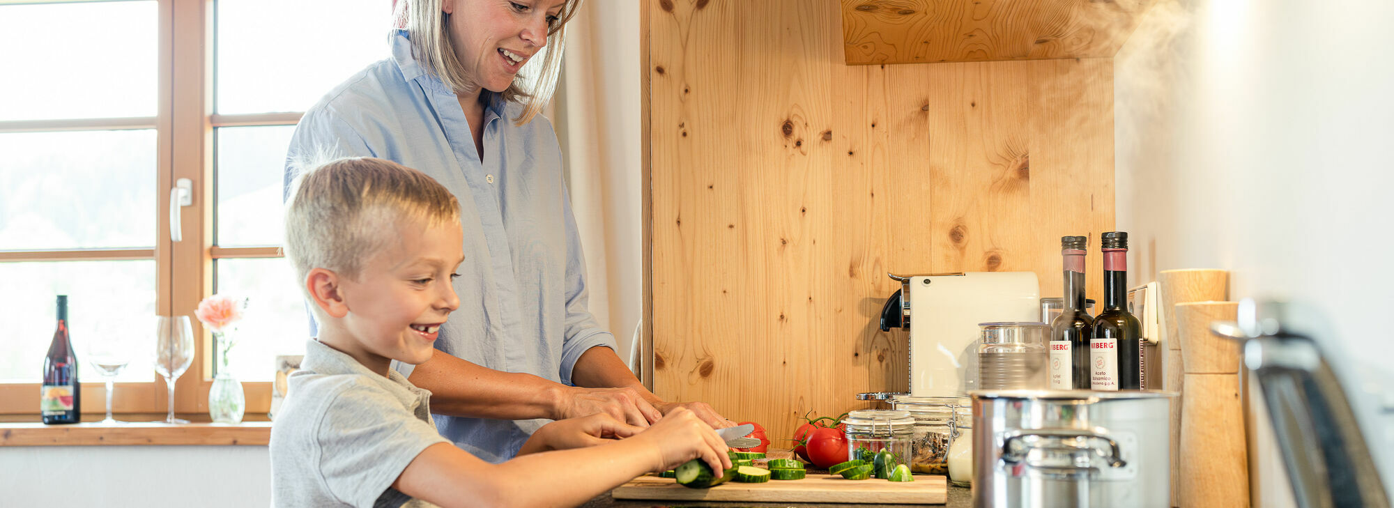 Zusammen das Abendessen kochen im Chalet im Kinderhotel Allgäuer Berghof