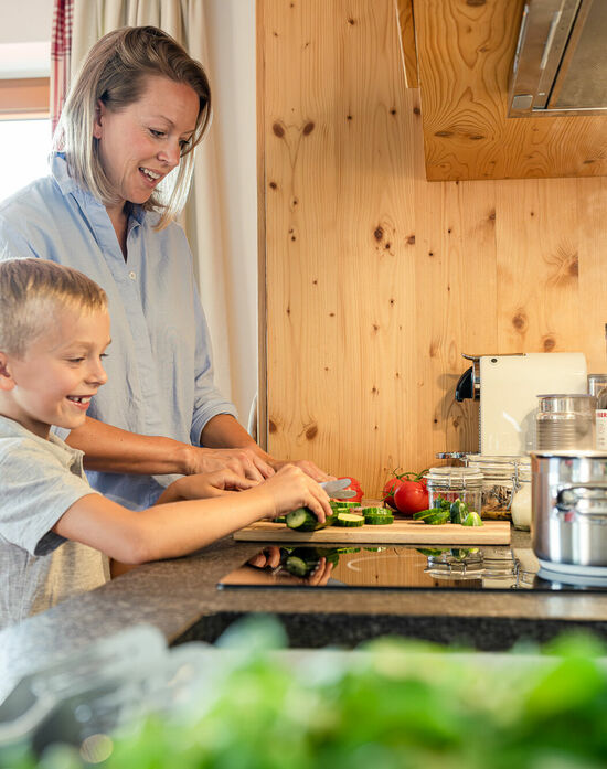 Zusammen das Abendessen kochen im Chalet im Kinderhotel Allgäuer Berghof