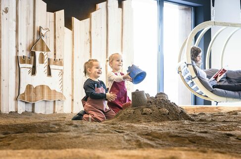 Spielen im Indoorsandkasten des Kinderhotels Allgäuer Berghof
