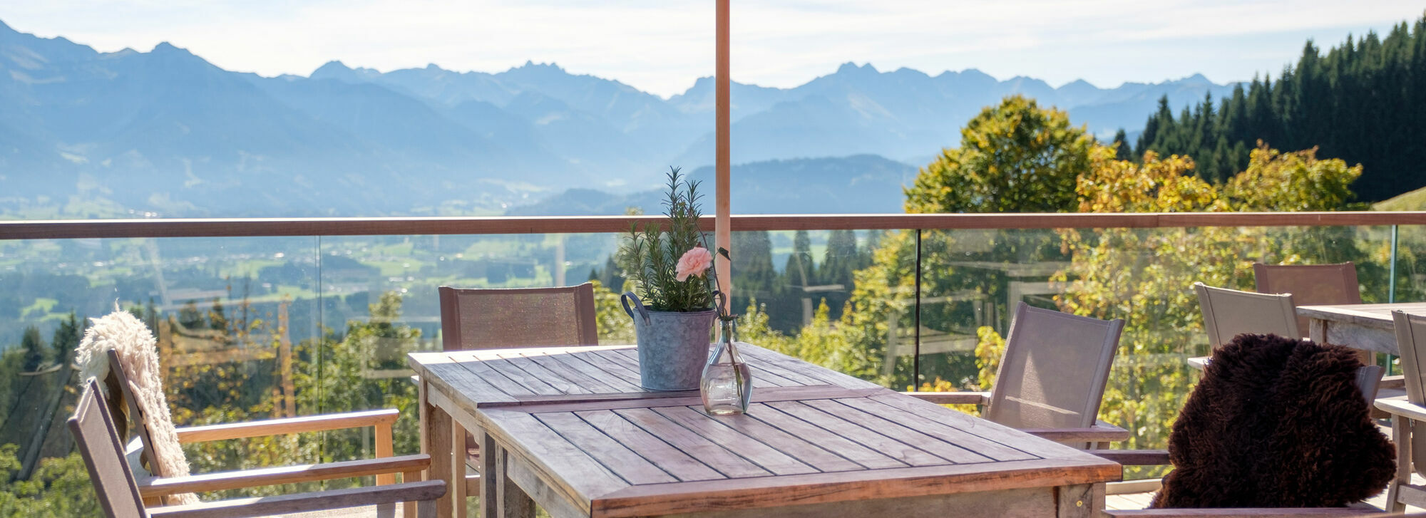 Sonnenterasse mit Ausblick auf die Alpen im Kinderhotel Allgäuer Berghof