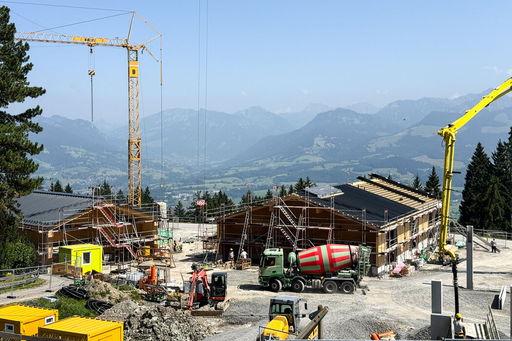 baustelle Erlebnishof Spielscheune und Reitstall stehen