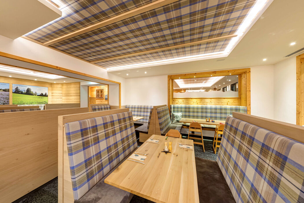 Restaurantstube Grüntenstube im Kinderhotel Allgäuer Berghof