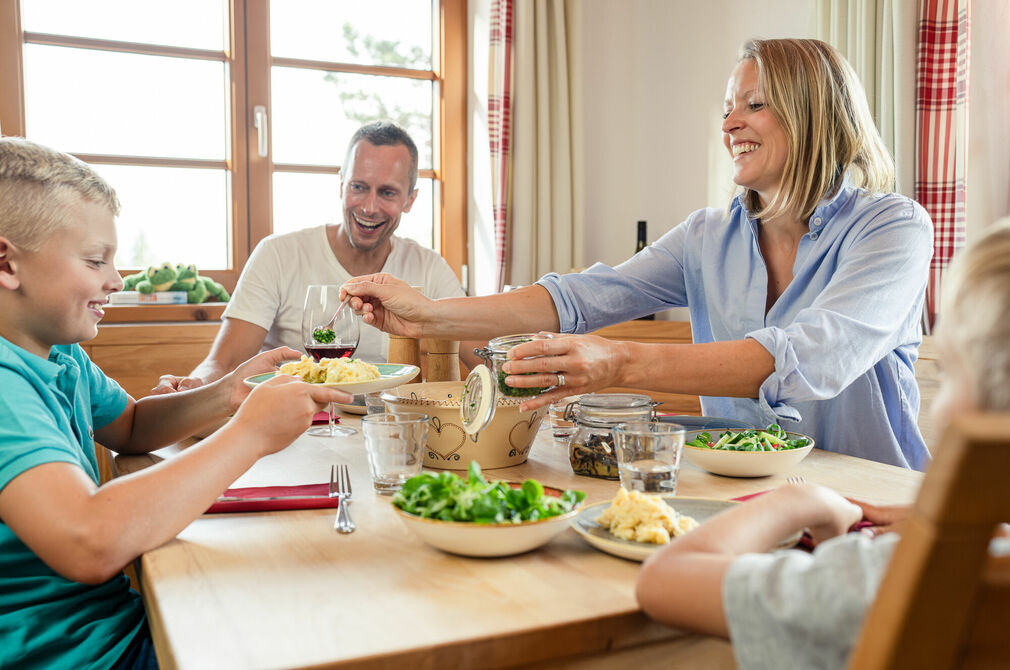 Abendessen im Chalet genießen im Kinderhotel Allgäuer Berghof