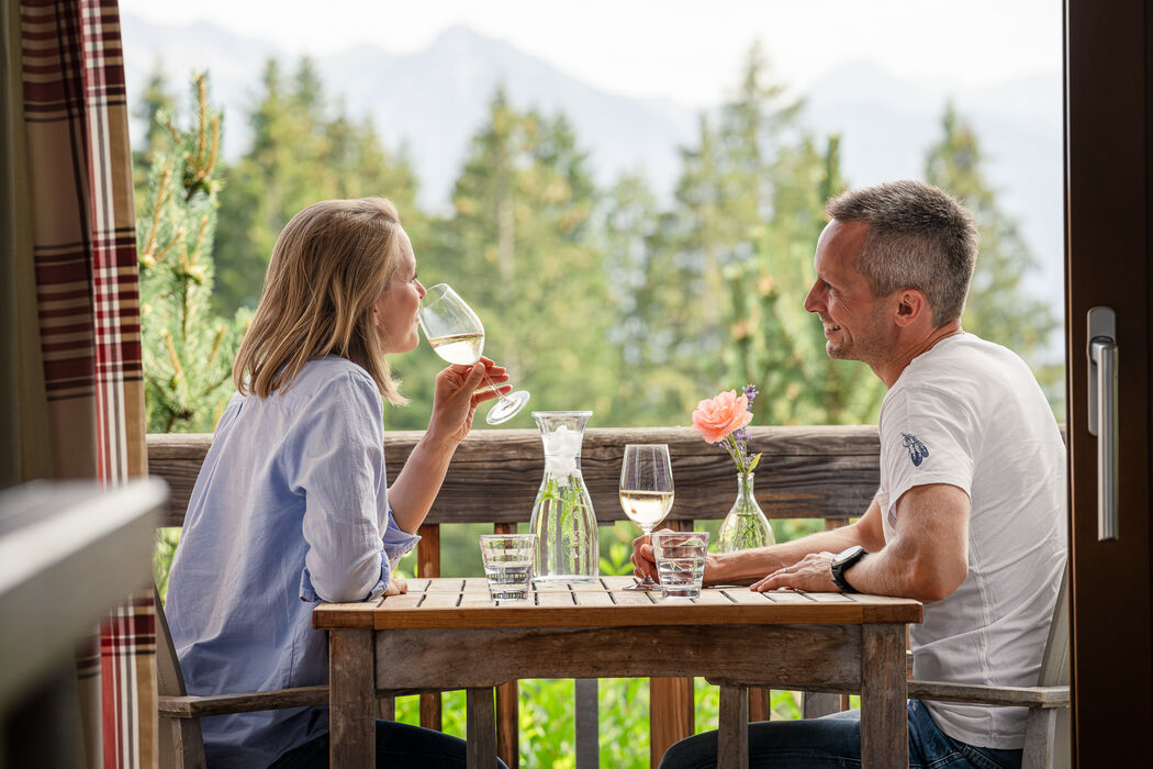 Zeit zu Zweit auf dem Balkon im Chalet im Kinderhotel Allgäuer Berghof genießen