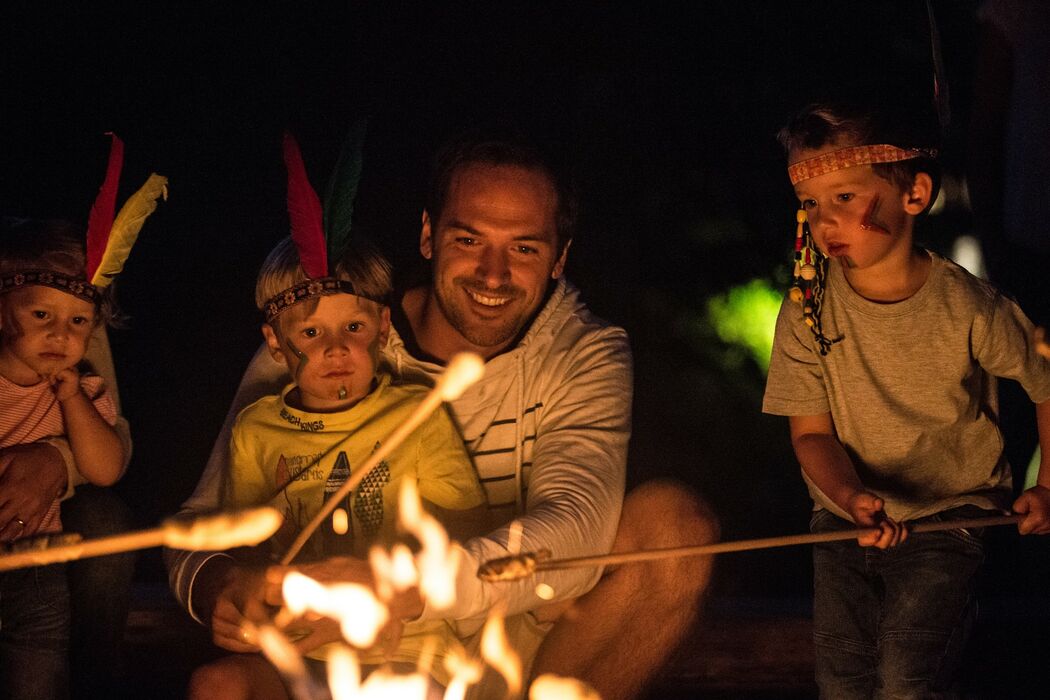 Abenteuer erleben an der Feuerstelle im Kinderhotel Allgäuer Berghof
