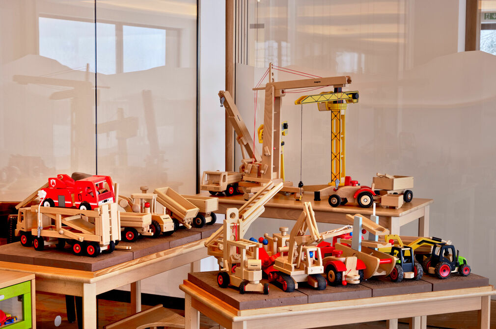 Holzspielzeuge bei der Kinderbetreuung im Kinderhotel Allgäuer Berghof