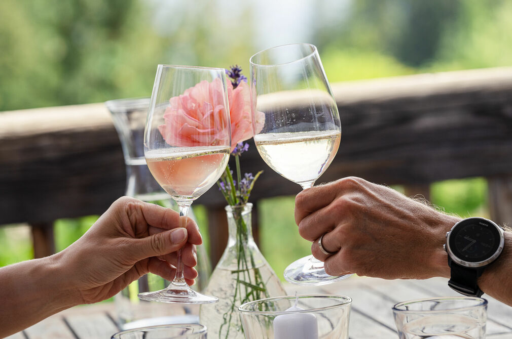 Zeit zu Zweit mit einem Glas Wein genießen im Chalet Kinderhotel Allgäuer Berghof