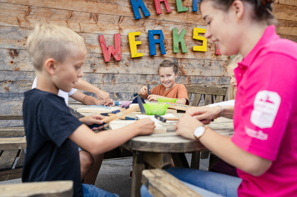 Basteln in der Kreativwerkstatt vom Kinderhotel Allgäuer Berghof