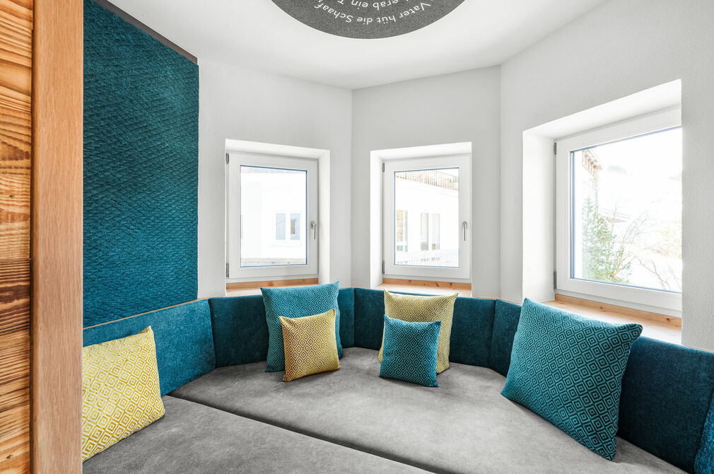 Kinderhotel Allgäuer Berghof – Kuschelecke der Spass-Suite Froschi mit Blick auf die Allgäuer Alpen
