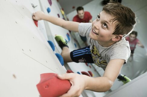 Indoor Kletterwand für Kinder im Kinderhotel Allgäuer Berghof