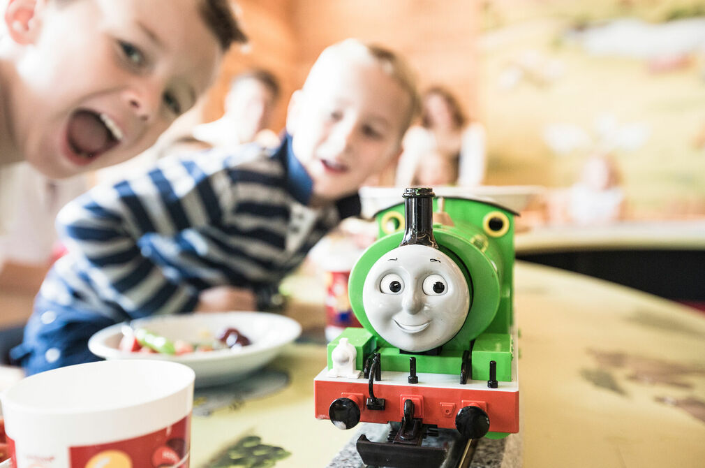 Mittagessen im Kinderrestaurant im Kinderhotel Allgäuer Berghof