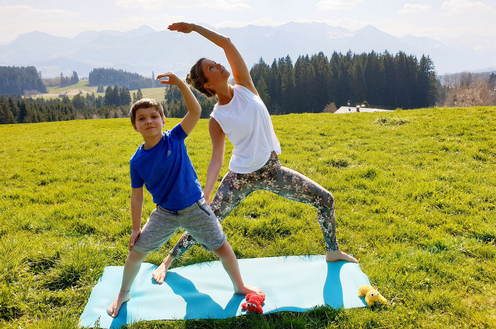 Aktiv sein mit der Yogaübung Friedvolle Krieger im Kinderhotel Allgäuer Berghof