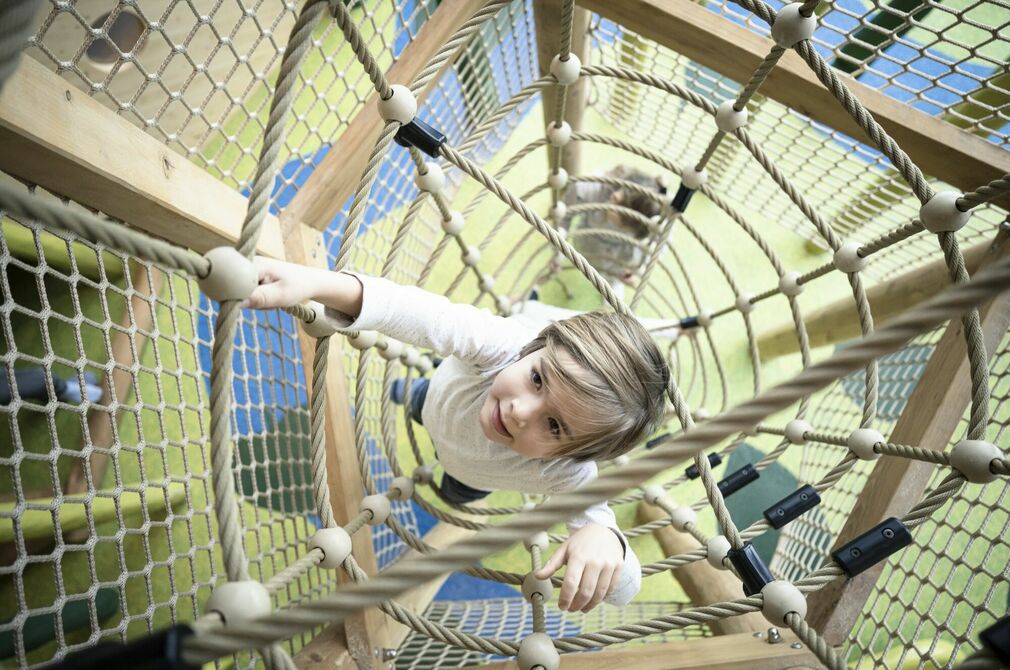 Spielen im Klettergerüst im Kinderhotel Allgäuer Berghof
