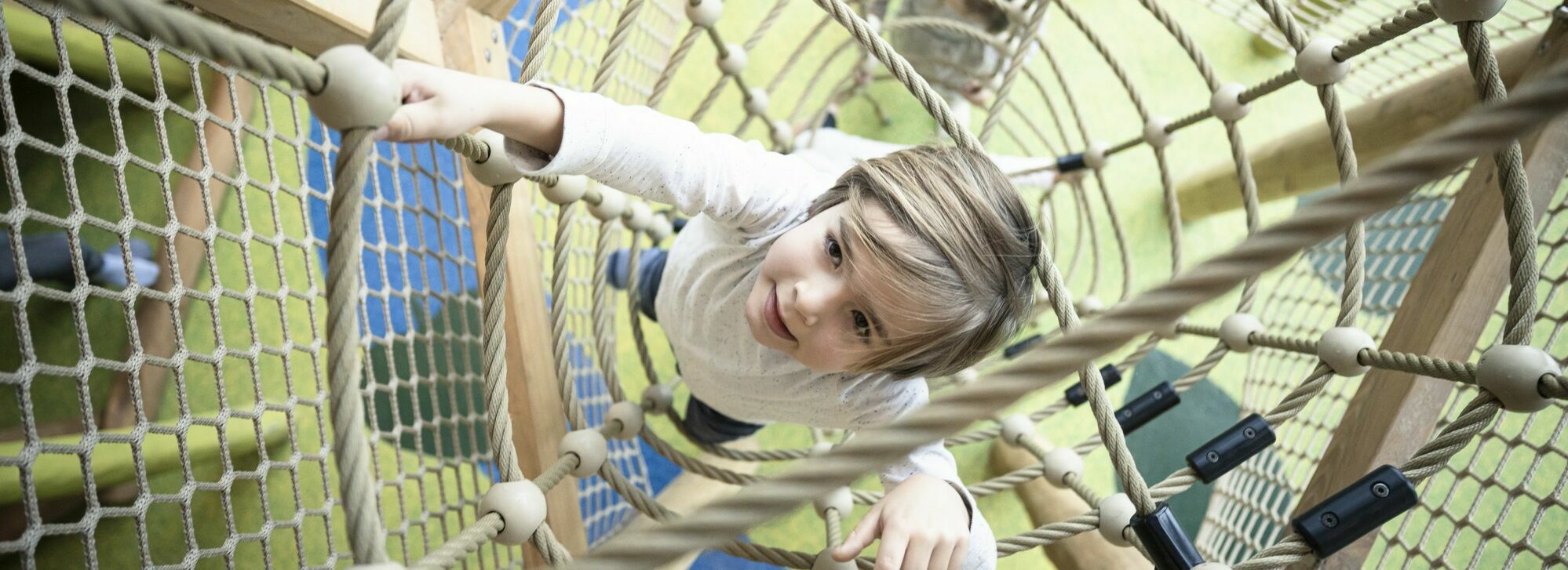 Spielen im Klettergerüst im Kinderhotel Allgäuer Berghof