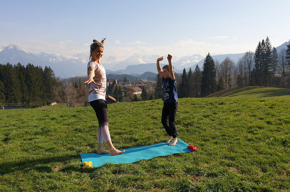 Aktiv sein mit der Yogaübung Hundeschütteln im Kinderhotel Allgäuer Berghof