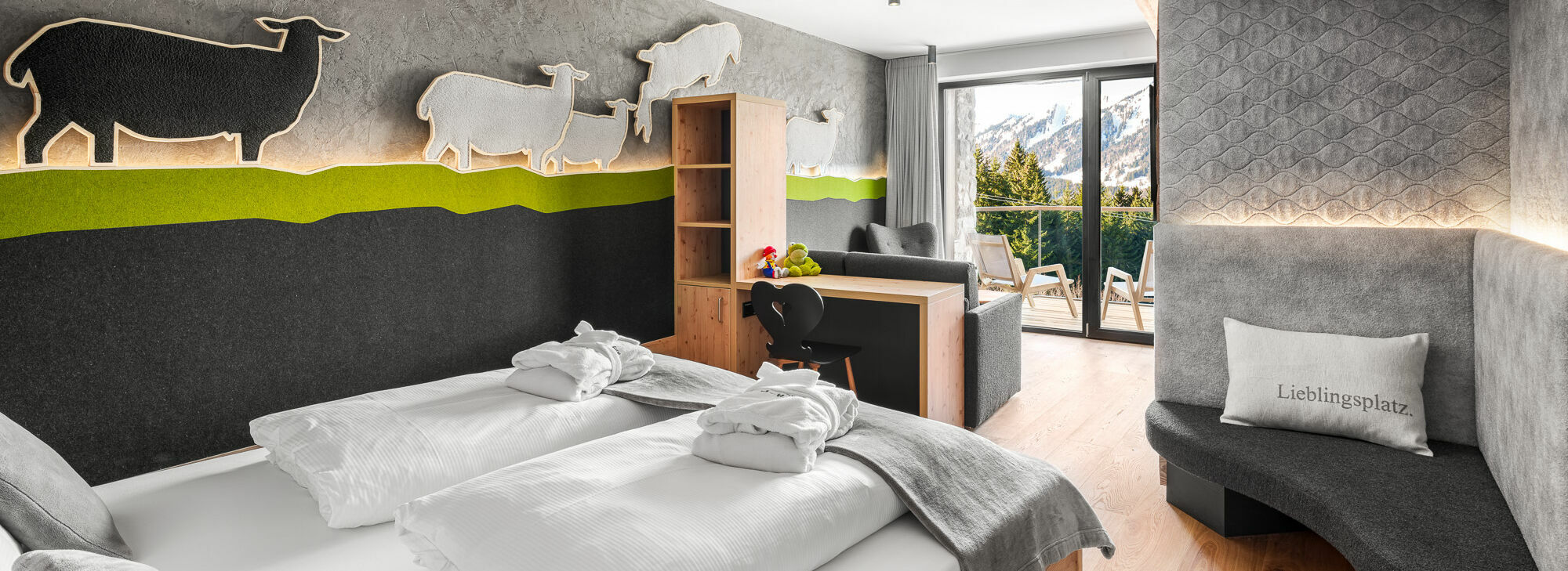 Kinderhotel Allgäuer Berghof – Schlafzimmer der Familien-Suite Schafgemach mit Blick auf die Allgäuer Alpen