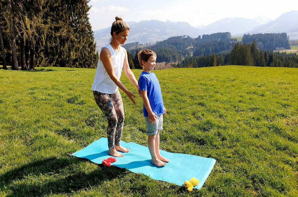 Aktiv sein mit der Yogaübung Vertrauen und Loslassen im Kinderhotel Allgäuer Berghof
