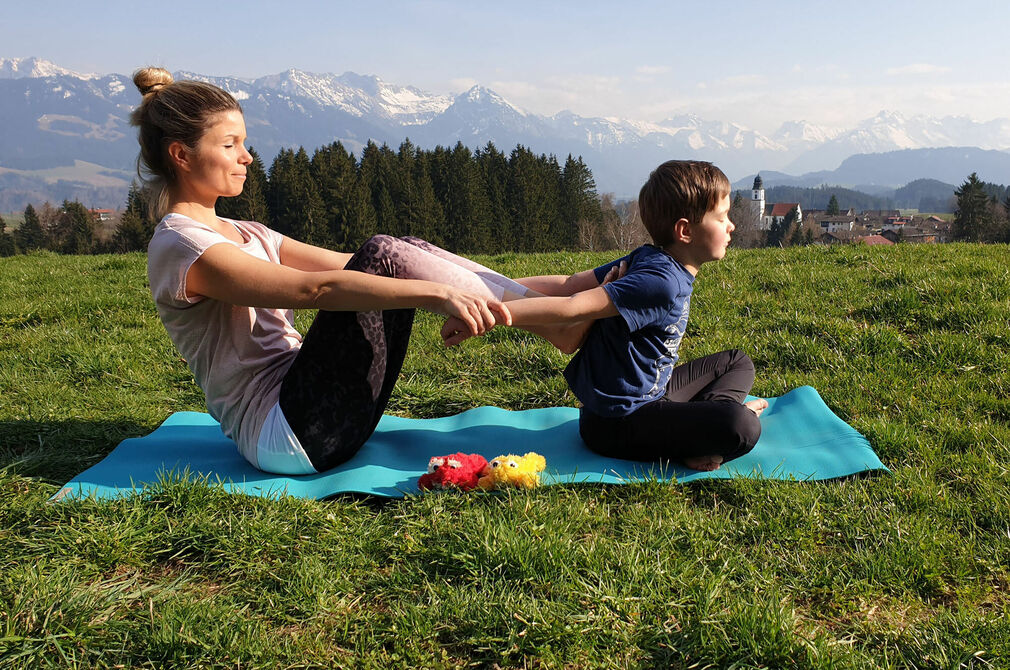 Aktiv sein mit der Yogaübung Belohnung Zwischendurch im Kinderhotel Allgäuer Berghof