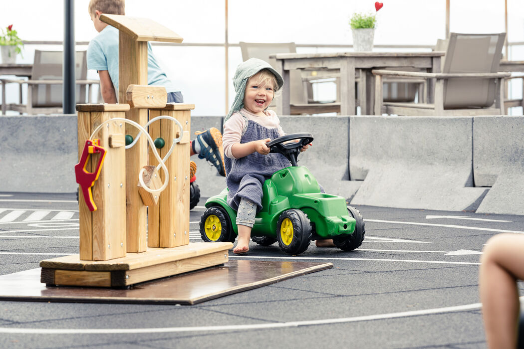 Außengelände Bobbycar Rennstrecke im Kinderhotel Allgäuer Berghof