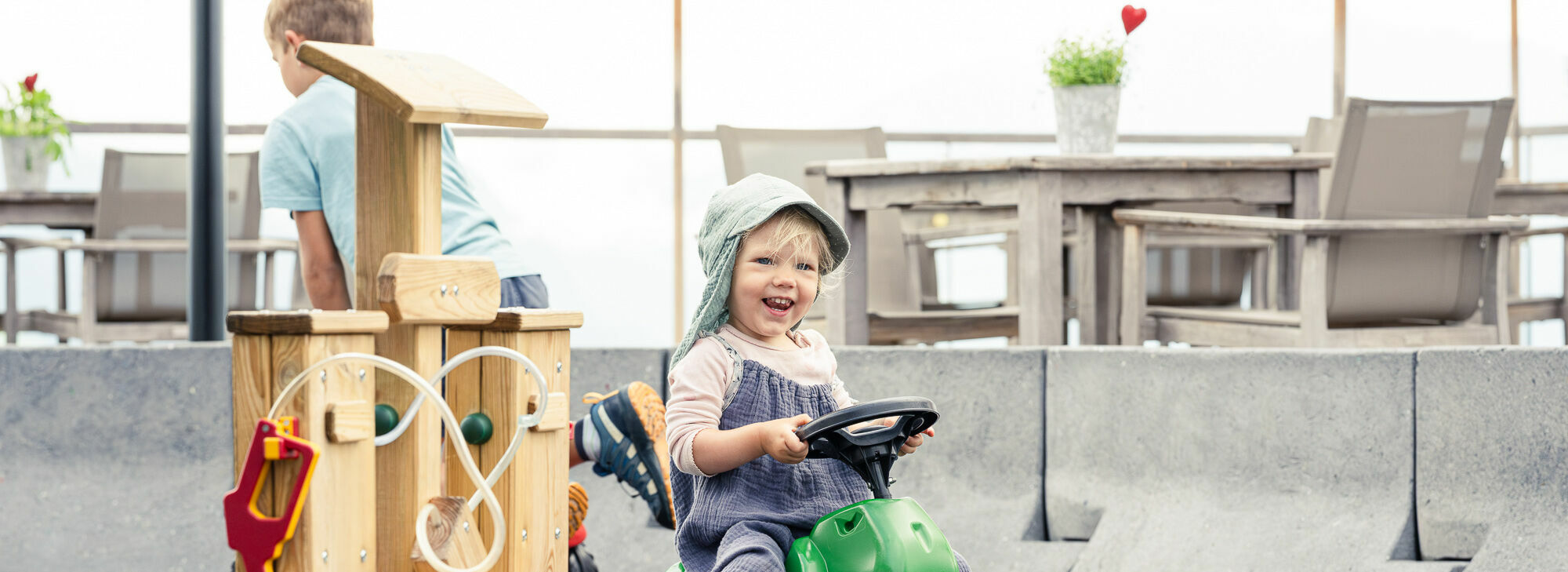 Außengelände Bobbycar Rennstrecke im Kinderhotel Allgäuer Berghof 