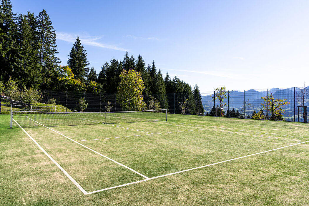 Tennisplatz mit Bergblick und Kunstrasen