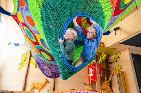 Kletternetz in der Spielscheune im Kinderhotel Allgäuer Berghof