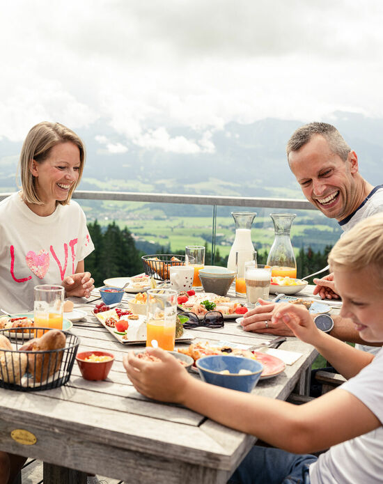 Familienfrühstück auf der Terrasse im Kinderhotel Allgäuer Berghof