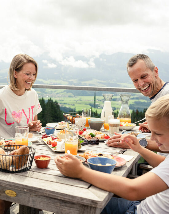 Familienfrühstück auf der Terrasse im Kinderhotel Allgäuer Berghof