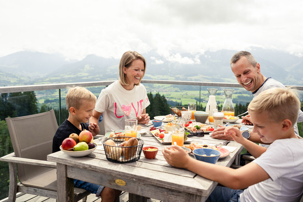 Familienfrühstück auf der Terrasse im Kinderhotel Allgäuer Berghof