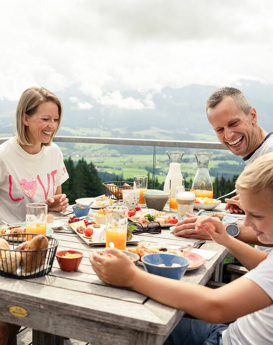 Familienfrühstück auf der Terrasse im Kinderhotel Allgäuer Berghof
