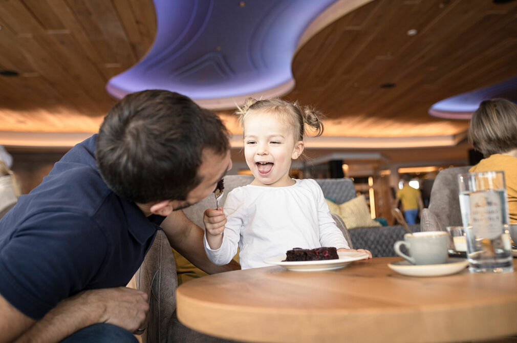 Großzügige Kuchenwahl im Kinderhotel Allgäuer Berghof