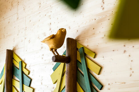 Spielscheune mit Holztieren Kinderhotel Allgäuer Berghof 