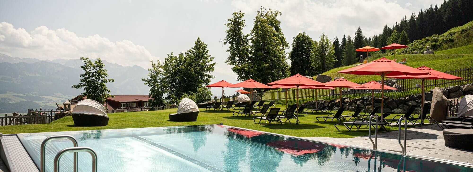 Entspannen im Außenpool im Kinderhotel Allgäuer Berghof