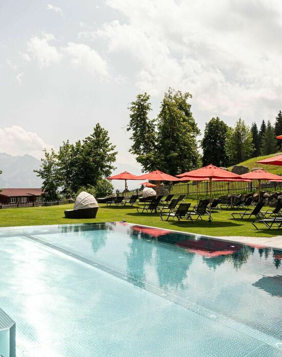 Entspannen im Außenpool im Kinderhotel Allgäuer Berghof