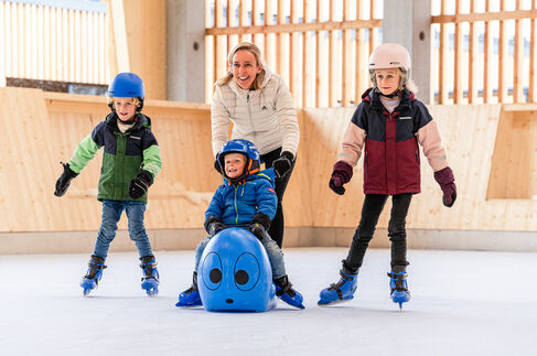 Schlittschuhlaufen auf der Eisbahn – Kinderhotel Allgäuer Berghof
