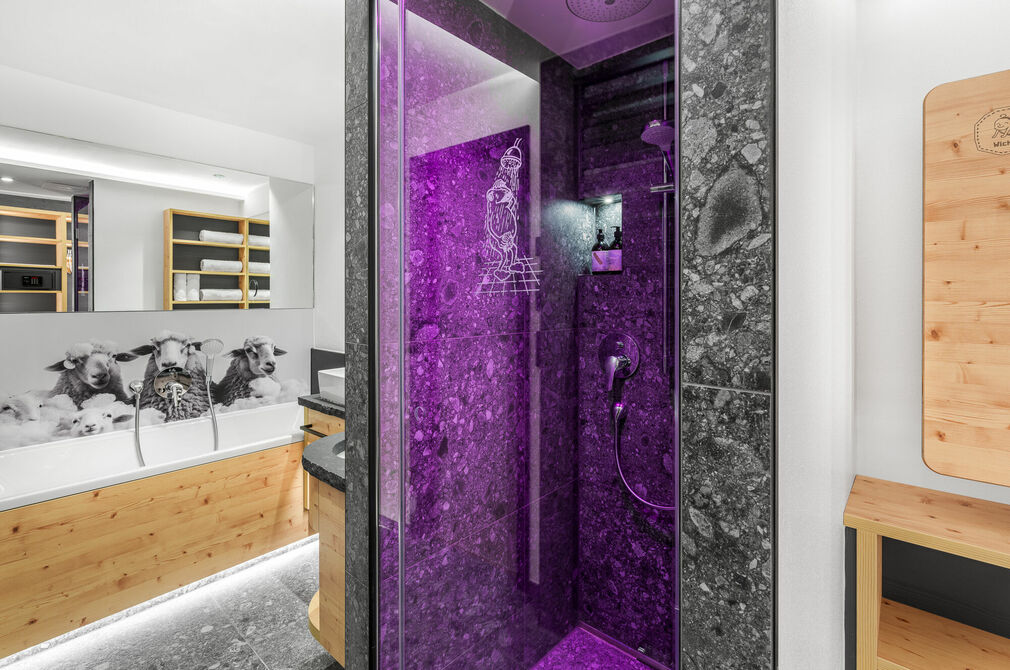 Kinderhotel Allgäuer Berghof – Badezimmer der Familien-Suite Schafgemach mit Blick auf die Allgäuer Alpen