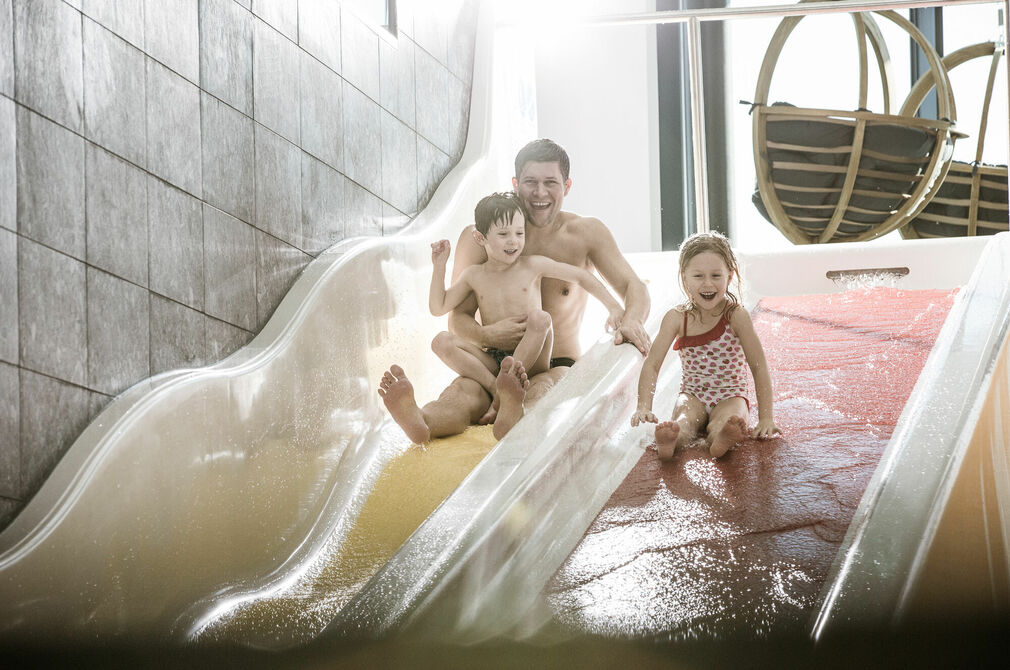 Schwimmbad mit Wasserrutsche im Kinderhotel Allgäuer Berghof