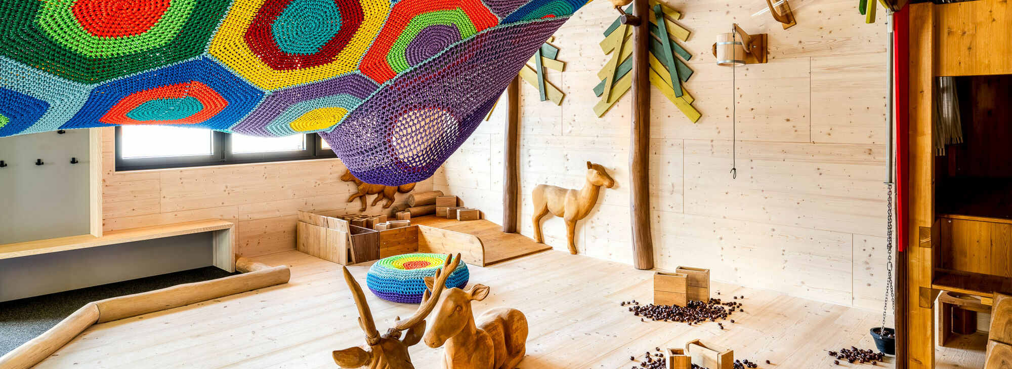 Kletternetz und Spielplatz in der Spielscheune im Kinderhotel Allgäuer Berghof