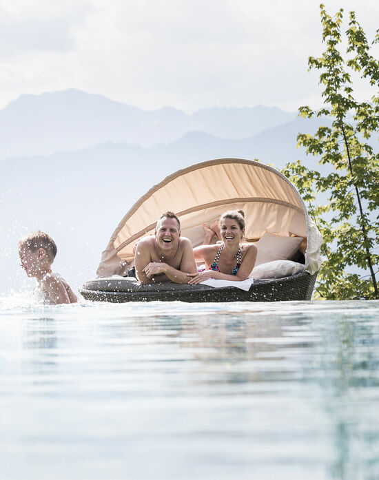 Badespaß im Außenpool im Kinderhotel Allgäuer Berghof