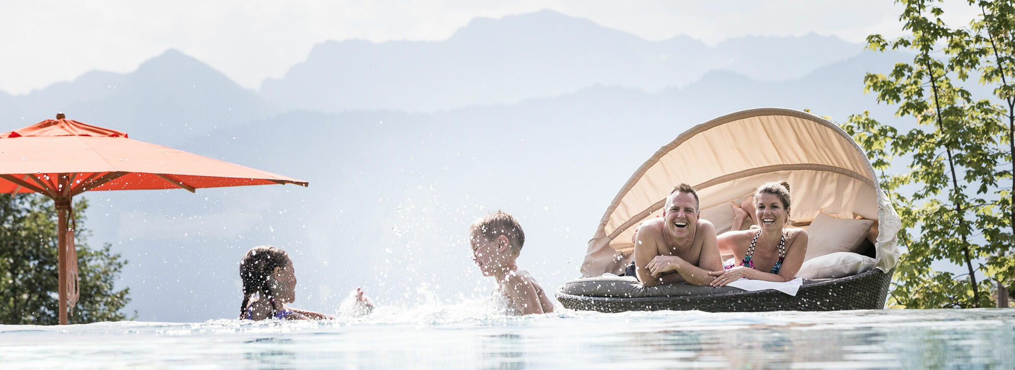 Badespaß im Außenpool im Kinderhotel Allgäuer Berghof