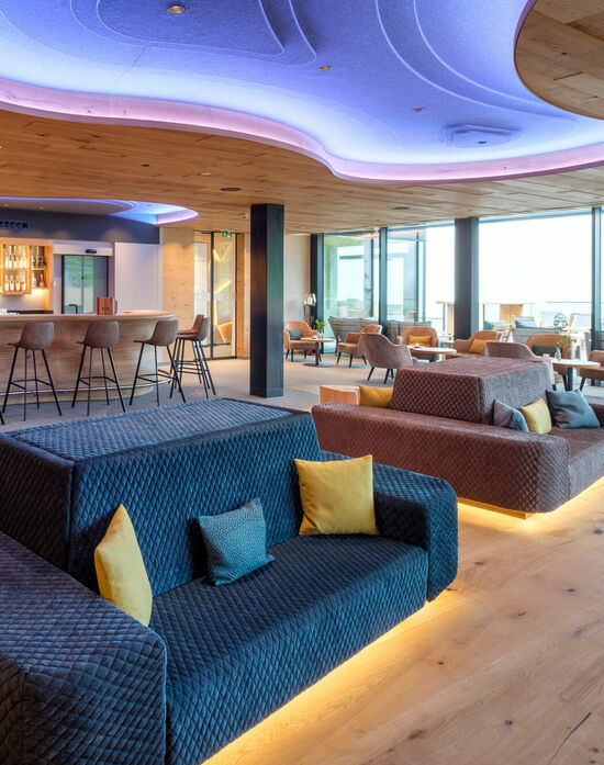 Zeit zu Zweit in der Cocktailbar im Kinderhotel Allgäuer Berghof