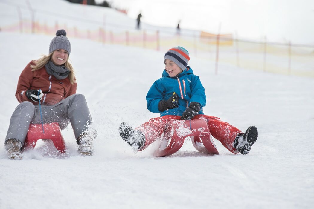 Rodelpiste für Kinder direkt am Hotel im Kinderhotel Allgäuer Berghof