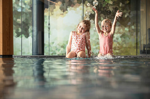 Familienurlaub im Hotel mit Poolbereich im Kinderhotel Allgäuer Berghof