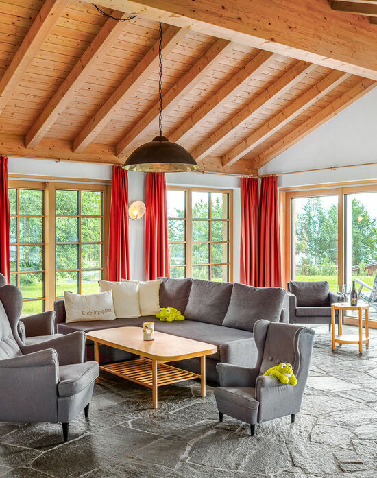 Kinderhotel Allgäuer Berghof – Wohnzimmer Familien-Chalet Entschenkopf mit Blick auf die Allgäuer Alpen