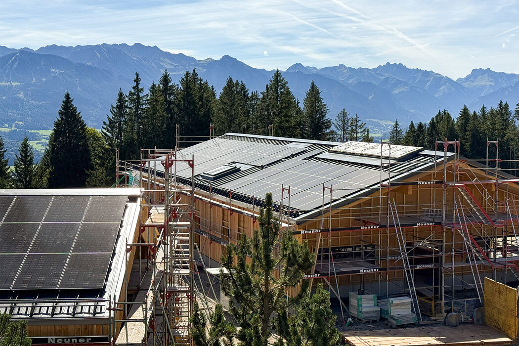 PV Anlage auf dem Dach des ErlebnisHofs im Allgäuer Berghof