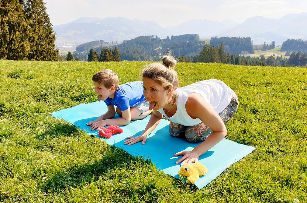 Aktiv sein mit der Yogaübung sei mutig wie ein Löwe im Kinderhotel Allgäuer Berghof