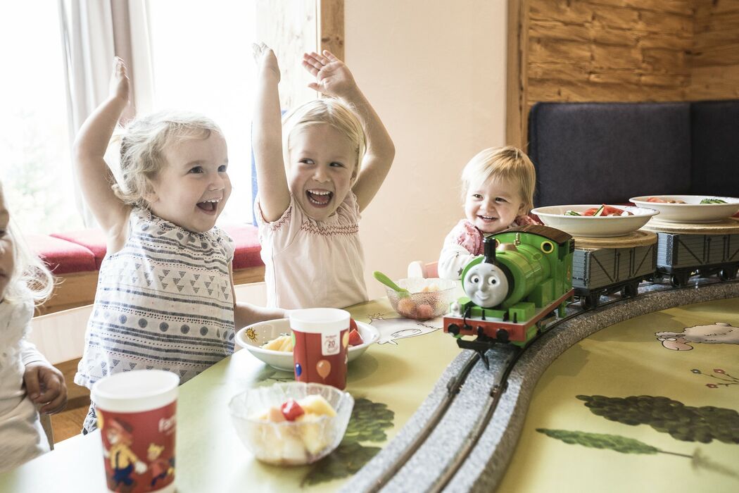 Mittagessen im Kinderrestaurant im Kinderhotel Allgäuer Berghof
