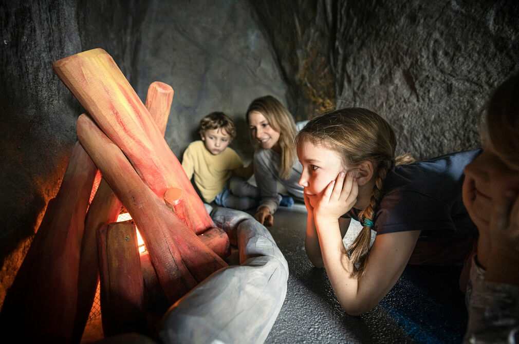 Lagerfeuer im Indoorspielplatz des Kinderhotel Allgäuer Berghof