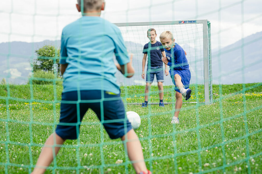 Fußball spielen im Kinderhotel Allgäuer Berghof